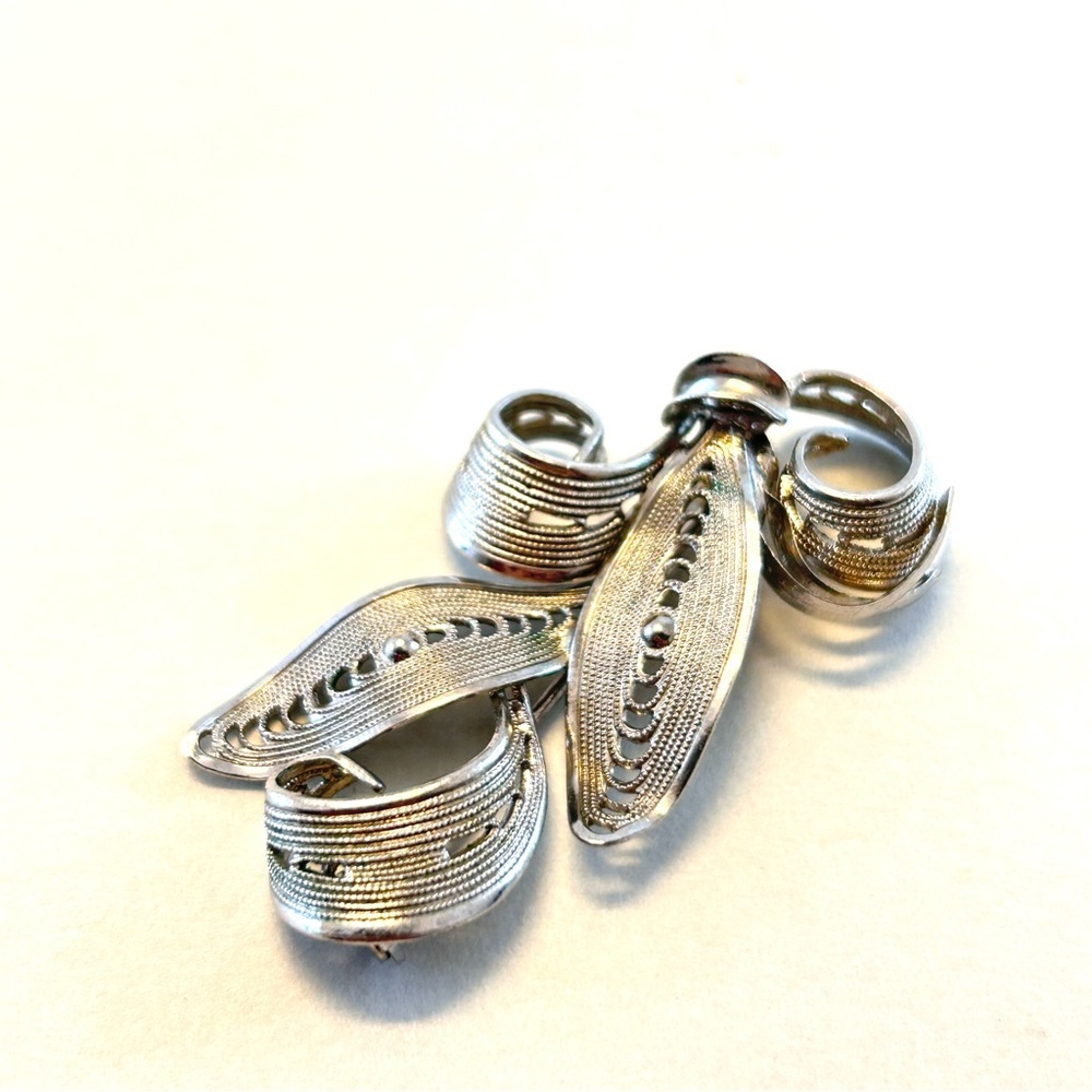 Textured Silver Tone Leaf Design Vintage Brooch